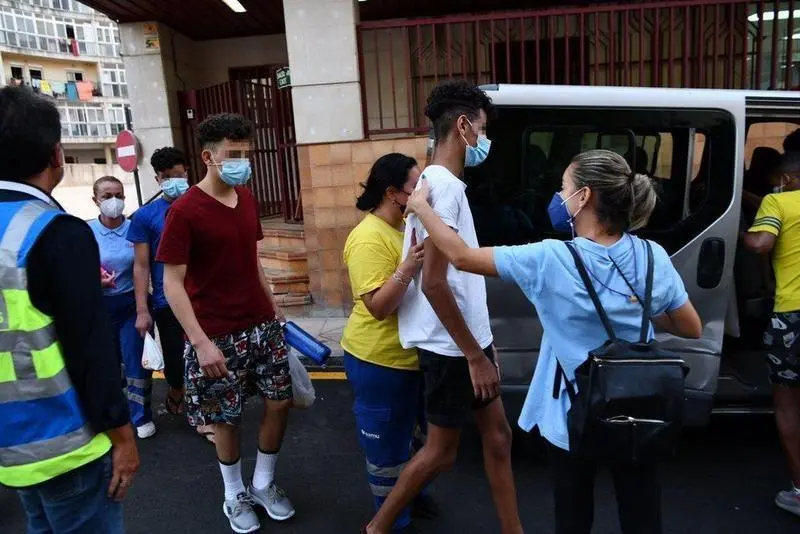  Trabajadores ayudan a tres de los menores marroqu&iacute;es a las puertas del juzgado tras presentar una denuncia solicitando habeas corpus minutos antes de ser repatriados a su pa&iacute;s de origen, en la frontera de Tarajal, a 16 de agosto de 2021, en Ceuta (Espa&ntilde;a) - Antonio Sempere - Europa Press 