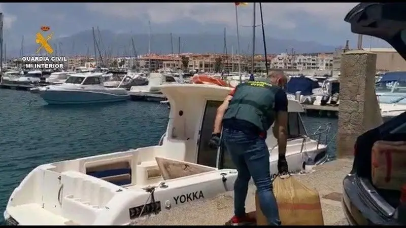 18-08-2021 Almer&radic;&ne;a.-Sucesos.-Desarticulado el clan de los "Pintaos" e incautadas seis toneladas de hach&radic;&ne;s y embarcaciones r&radic;&deg;pidas.

La Guardia Civil, en el marco de la operaci&radic;&ge;n Abdera, ha desarticulado al hist&radic;&ge;rico clan de los "Pintaos" que se dedicaba a introducir grandes cantidades de hach&radic;&ne;s por la costa de Almer&radic;&ne;a y ha detenido a 20 personas por los delitos de organizaci&radic;&ge;n criminal, contra la salud p&radic;&int;blica y contra la seguridad vial.

POLITICA ANDALUC&radic;&ccedil;A ESPA&radic;&euml;A EUROPA ALMER&radic;&ccedil;A
GC
