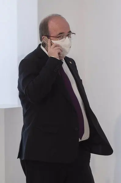 28-07-2021 El ministro de Cultura y Deporte, Miquel Iceta, habla por tel&radic;&copy;fono a su llegada al acto de toma de posesi&radic;&ge;n de altos cargos del Ministerio de la Presidencia, Relaciones con las Cortes y Memoria Democr&radic;&deg;tica y del de Cultura y Deporte, a 28 de julio de 2021, en La Moncloa, Madrid, (Espa&radic;&plusmn;a). El acto se produce dos semanas despu&radic;&copy;s de que F&radic;&copy;lix Bola&radic;&plusmn;os y Miquel Iceta se pusieran al frente de los Ministerios de la Presidencia y de Cultura y Deporte respectivamente.
SOCIEDAD 
EUROPA PRESS/A.Ortega.POOL - Europa Press
