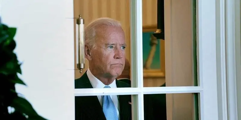  Joe Biden mirando a trav&eacute;s de una ventana 