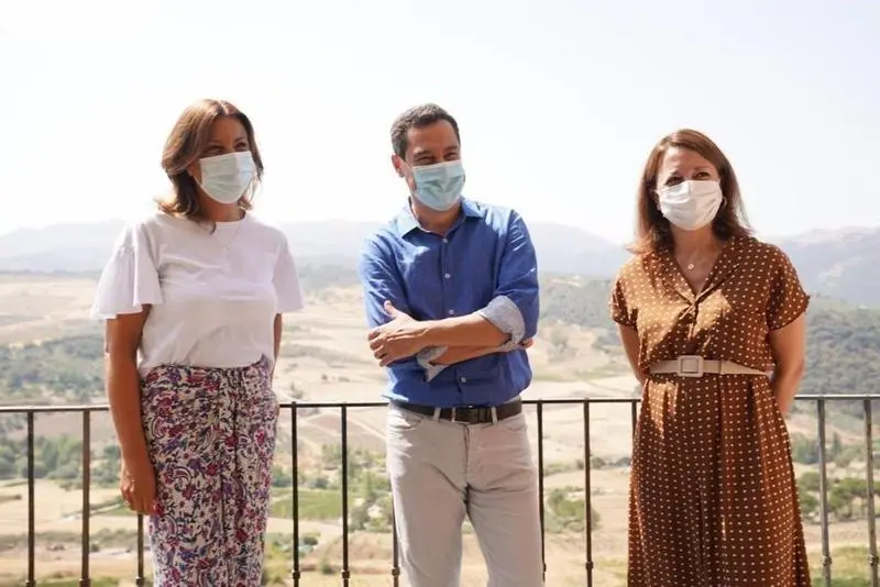  El presidente andaluz, Juanma Moreno, visita Ronda (M&aacute;laga) con la alcaldesa, Mar&iacute;a Paz Fern&aacute;ndez (izquierda) y la delegada de la Junta de Andaluc&iacute;a en M&aacute;laga, Patricia Navarro (derecha) - JUNTA DE ANDALUC&Iacute;A 