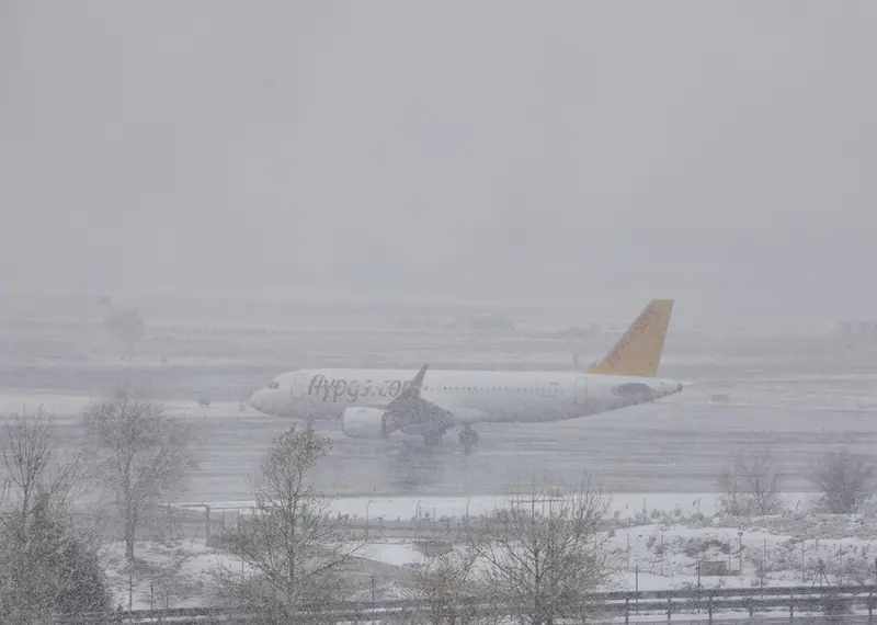  Un avi&oacute;n en el Aeropuerto de Madrid-Barajas Adolfo Su&aacute;rez, en Madrid (Espa&ntilde;a), a 8 de enero de 2021. - Jes&uacute;s Hell&iacute;n - Europa Press 
