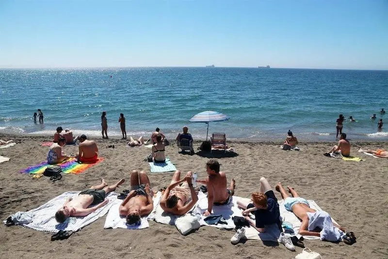  Ba&ntilde;istas y turistas disfrutan de un d&iacute;a en la playa de La Malagueta, donde hoy se ha conocido la noticia que Reino Unido mantiene a Espa&ntilde;a en &aacute;mbar y no la coloca en zona roja por Covid a 05 de agosto 2021 en M&aacute;laga (Andaluc&iacute;a) - &Aacute;lex Zea - Europa Press 