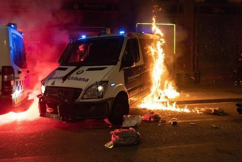  Archivo - Incendian un furg&oacute;n de la Guardia Urbana durante la manifestaci&oacute;n en defensa de la libertad de Pablo Has&eacute;l y los derechos sociales tras 12 d&iacute;as de protestas, en Barcelona (Espa&ntilde;a), a 27 de febrero de 2021. La protesta ha sido convocada por Arran - Lorena Sop&ecirc;na i L&ograve;pez - Europa Press - Archivo 