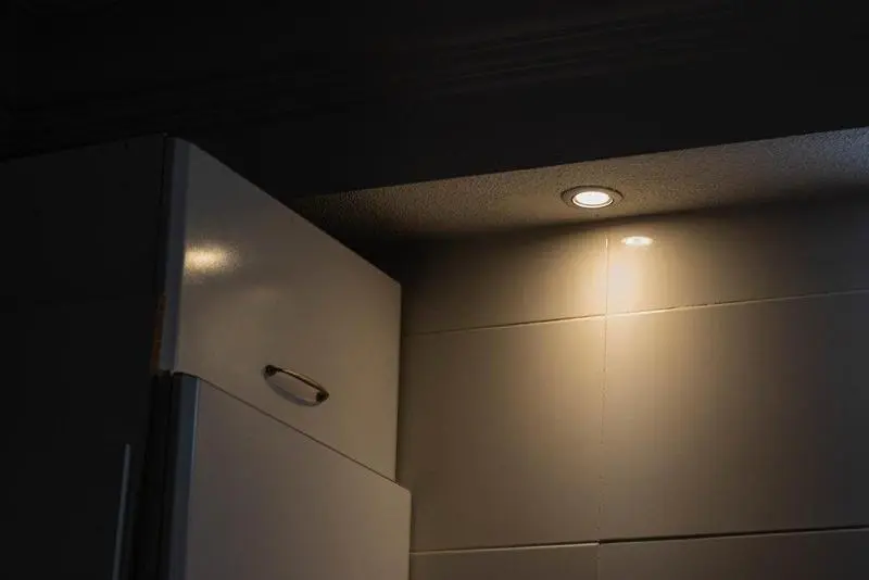  fotonoticia_20210820131439_1920 (1)Una l&aacute;mpara se mantiene encendida en el interior de una casa. - David Obach - Europa Press 