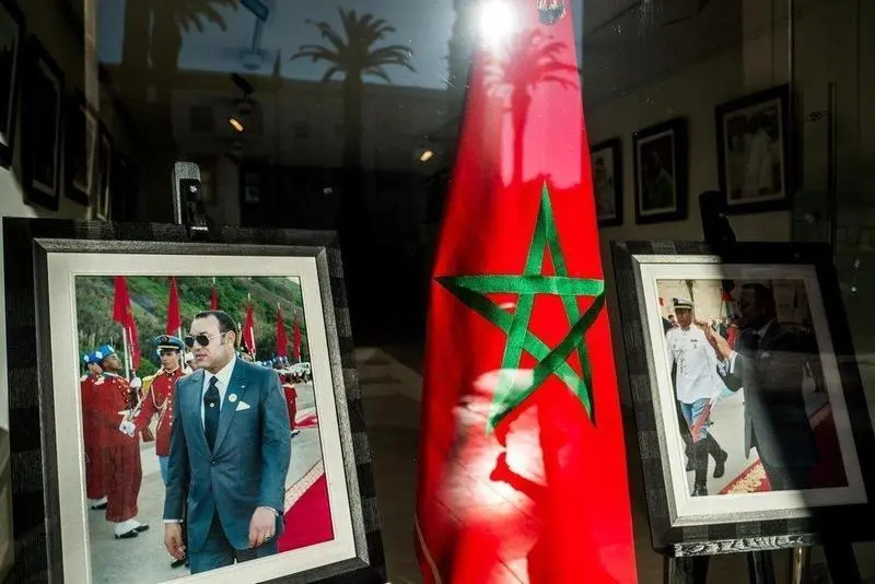  Archivo - Una bandera de Marruecos y una fotograf&iacute;a del rey Mohamed VI en un escaparate en Rabat. - MICHAEL BUNEL / ZUMA PRESS / CONTACTOPHOTO 