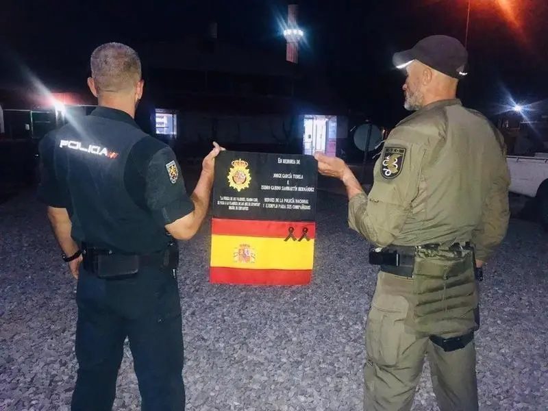  La Polic&iacute;a Nacional elogia en su Twitter la labor de los 17 agentes que permanecen en Kabul, mostrando la bandera en honor a los dos polic&iacute;as asesinados en 2015 - POLIC&Iacute;A NACIONAL 