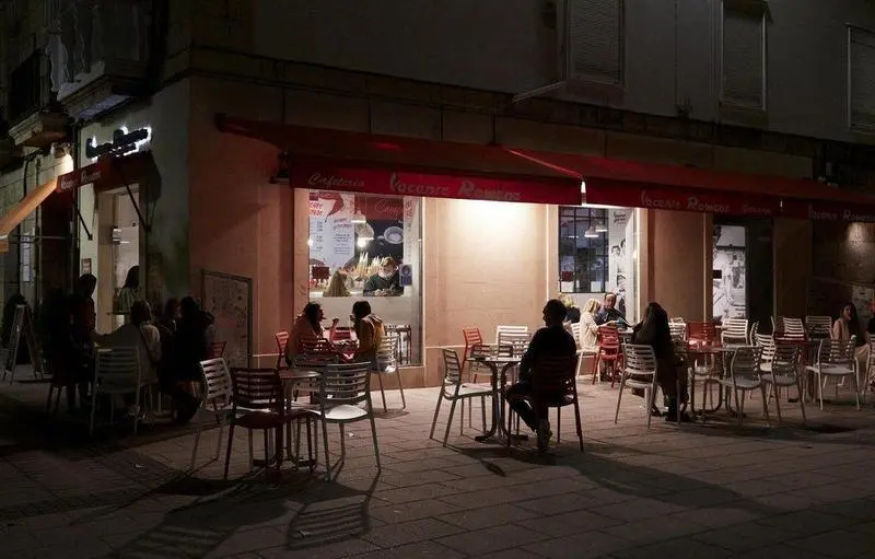  Archivo - Varias personas en una terraza de Santander, antes de su cierre a medianoche, a 3 de julio de 2021, en Santander, Cantabria (Espa&ntilde;a). - Juan Manuel Serrano Arce - Europa Press - Archivo 