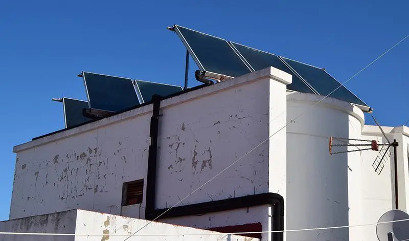  Paneles solares sen una vivienda 