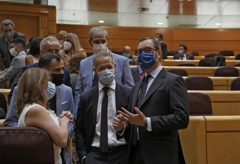  La vicesecretaria general del PSOE y portavoz del Grupo Socialista en el Congreso, Adriana Lastra, junto al portavoz del PSOE en el Senado, Ander Gil y el portavoz del PP en la C&aacute;mara Alta, Javier Maroto antes de una sesi&oacute;n en el 