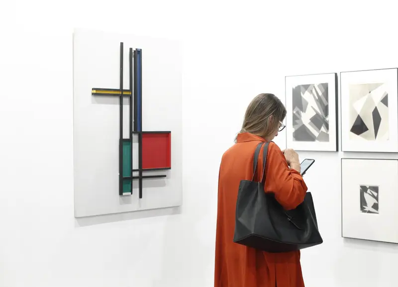  Archivo - Una mujer mira su m&oacute;vil durante la 38&ordf; edici&oacute;n de la Feria Internacional de Arte Contempor&aacute;neo ARCOmadrid. - Eduardo Parra - Europa Press - Archivo 