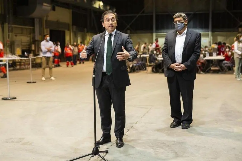  El ministro de Asuntos Exteriores, Uni&oacute;n Europea y Cooperaci&oacute;n, Jos&eacute; Manuel Albares, responde a los medios en el dispositivo puesto en marcha para recibir a los evacuados de Kabul, a 19 de agosto de 2021, en Torrej&oacute;n de Ardoz, Madrid, (Espa&ntilde;a). - Alejandro Mart&iacute;nez V&eacute;lez - Europa Press 