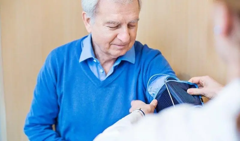  Persona mayor tom&aacute;ndose la tensi&oacute;n. Imagen: Veroval 