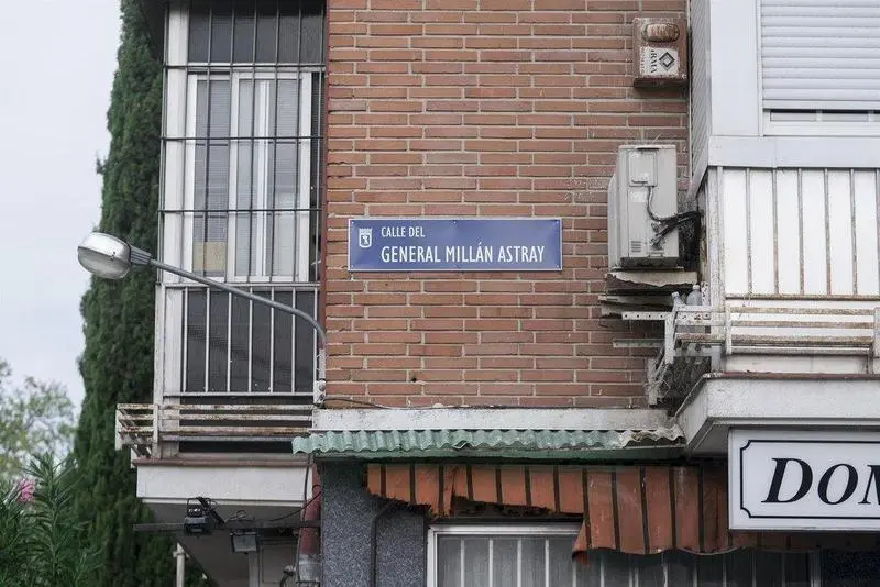  Placa de la calle general Mill&aacute;n Astray en sustituci&oacute;n de la de la calle a la que daba nombre la maestra Justa Freire - A. P&eacute;rez Meca - Europa Press 