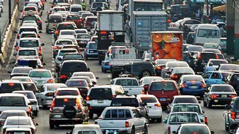  Coches en Tr&aacute;fico - Capital.pe 