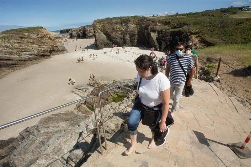  Turistas entran y salen de la playa de Las Catedrales, a 15 de agosto de 2021, en Ribadeo, Lugo, Galicia (Espa&ntilde;a). - Carlos Castro - Europa Press 