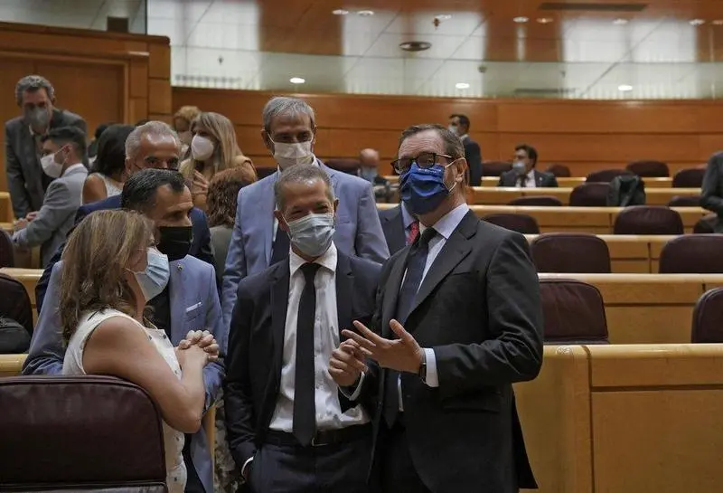  Archivo - El portavoz del PP en la C&aacute;mara Alta, Javier Maroto (1d) antes del inicio de una sesi&oacute;n plenaria en el Senado, a 12 de julio de 2021, en Madrid (Espa&ntilde;a). - &Oacute;scar Ca&ntilde;as - Europa Press - Archivo 