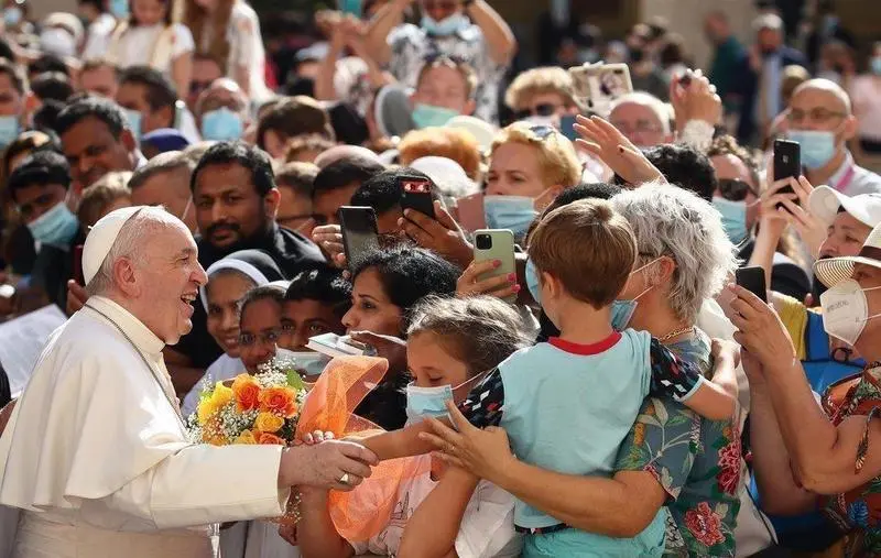 fotonoticia_20210827131833_1920Archivo - 30 June 2021, Vatican, Vatican City: Pope Francis (L) meets believers during his weekly general audience at the San Damaso courtyard at the Vatican. Photo: Grzegorz Galazka/Mondadori Portfolio via ZUMA/dpa - Grzegorz Galazka/Mondadori Portf / DPA - Archivo