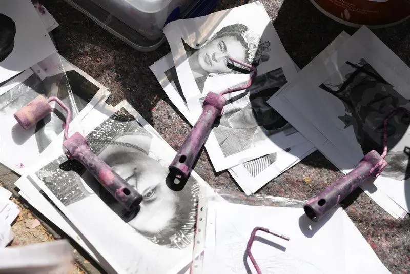 Material para los trabajos de reconstrucci&oacute;n del mural de mujeres de Ciudad Lineal, tras casi cuatro meses paralizado, en el Polideportivo Municipal La Concepci&oacute;n. - Isabel Infantes - Europa Press