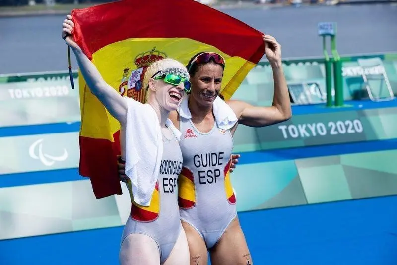 Susana Rodr&iacute;guez y su gu&iacute;a Sara Loehr logran el oro en la competici&oacute;n de triatl&oacute;n femenino PTVI. Odaiba Marine Park. 28/08/21. Juegos Paral&iacute;mpicos Tokio 2020. &copy;&nbsp;Mikael Helsing / CPE.