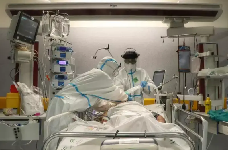  Facultativos atienden a un paciente con Covid-19 en la UCI del Hospital Reina Sof&iacute;a de C&oacute;rdoba. - JUNTA DE ANDALUC&Iacute;A - Archivo 