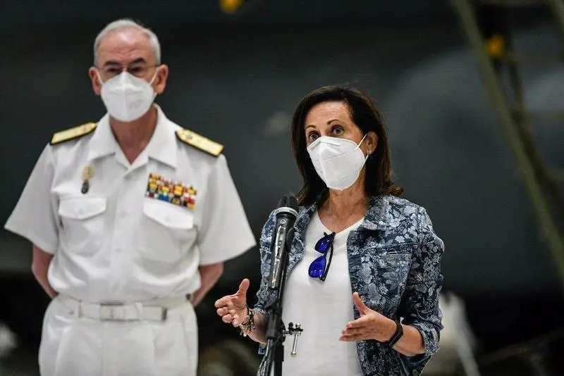  La ministra de Defensa, Margarita Robles, y el jefe de Estado Mayor de la Defensa (JEMAD), almirante general Teodoro E. L&oacute;pez Calder&oacute;n, tras recibir a los &uacute;ltimos militares espa&ntilde;oles que han participado en la repatriaci&oacute;n de afganos y colaboradores. 
