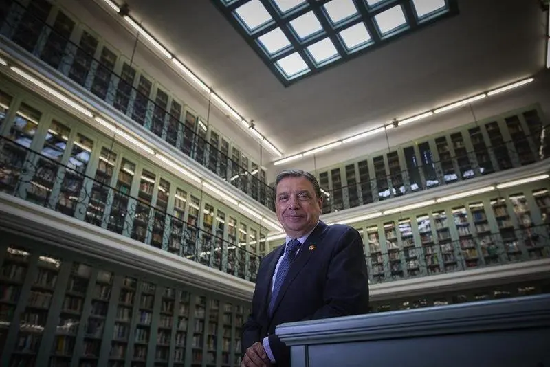  El  ministro de Agricultura, Pesca y Alimentaci&oacute;n, Luis Planas, posa despu&eacute;s de una entrevista para Europa Press, en la sede del ministerio, a 26 de agosto de 2021, en Madrid (Espa&ntilde;a). - Jes&uacute;s Hell&iacute;n - Europa Press 