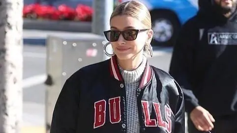  Hailey Bieber vistiendo una bomber. Pinterest. 