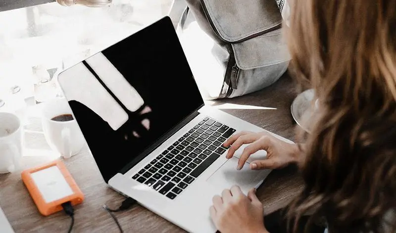  Aut&oacute;noma realizando su trabajo. 