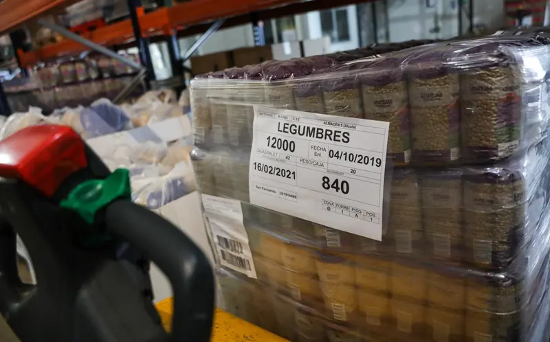  Archivo - Bolsas de legumbres procedentes de la recogida de alimentos en el almac&eacute;n del Banco de Alimentos de Madrid, en el Colegio San Fernando ALMAC, en Madrid (Espa&ntilde;a), a 24 de noviembre de 2019. - Jes&uacute;s Hell&iacute;n - Europa Press - Archivo 