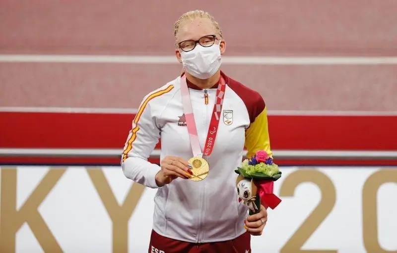  Adiaratou con su medalla 