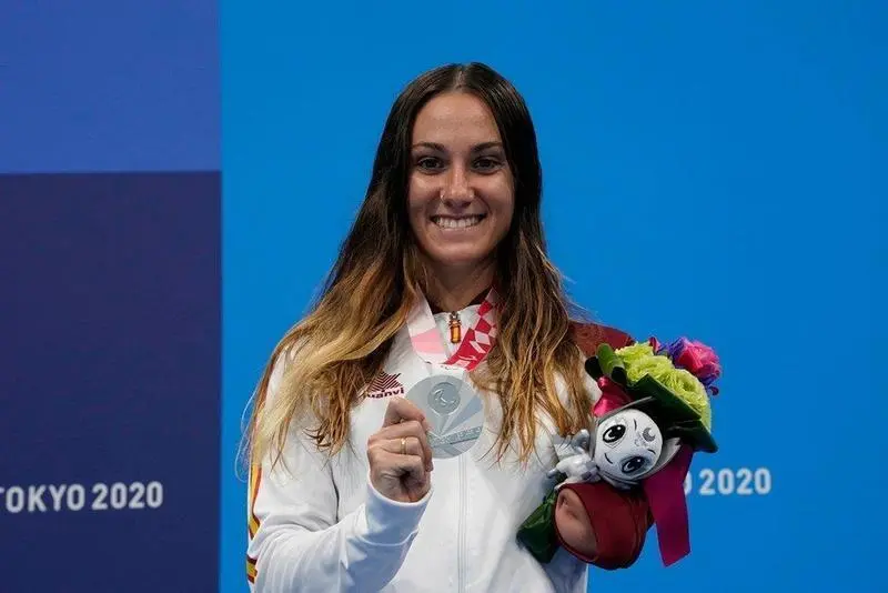  Sarai Gasc&oacute;n con su medalla 