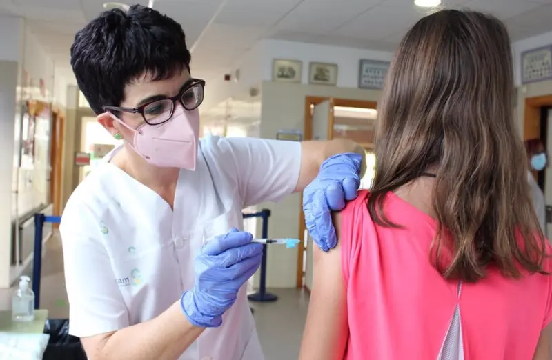  Enfermera, vacuna, covid, - JCCM 