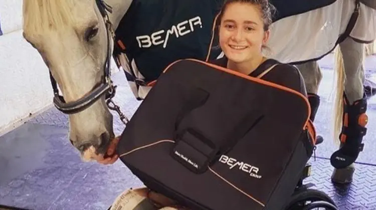  Beatrice junto a su caballo 