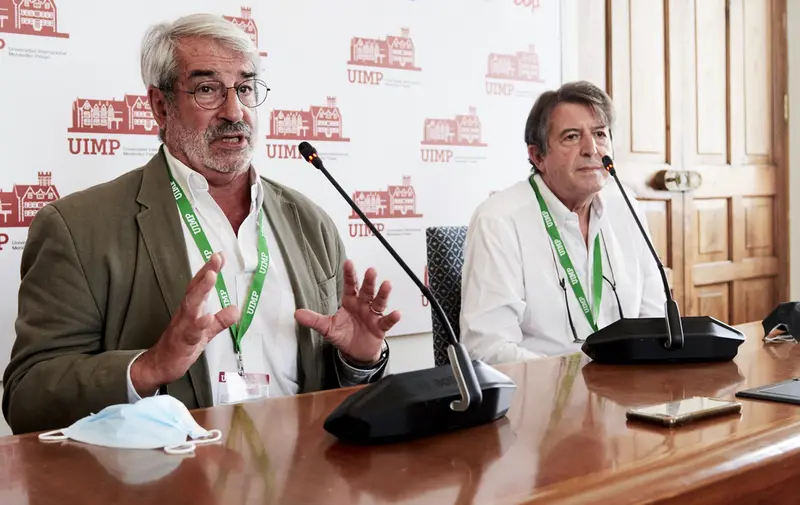  Aurelio Barricarte, Jefe de Secci&oacute;n de Enfermedades Transmisibles y Vacunaciones. Instituto de Salud P&uacute;blica y Laboral de Navarra; y Ra&uacute;l Ortiz de Lejarazu , en la rueda de prensa en la UIMP - JUAN MANUEL SERRANO ARCE/UIMP 