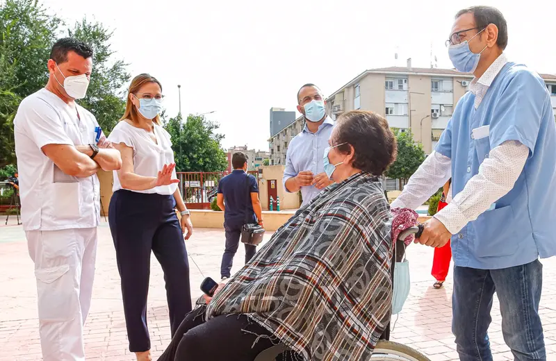  La vicepresidenta y consejera de Mujer, Igualdad, LGTBI, Familias y Pol&iacute;tica Social, Isabel Franco -en el centro de la imagen-, visitando una residencia de mayores de la Regi&oacute;n - COMUNIDAD 
