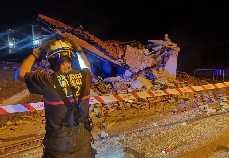  Edificio municipal derrumbado. - 112 