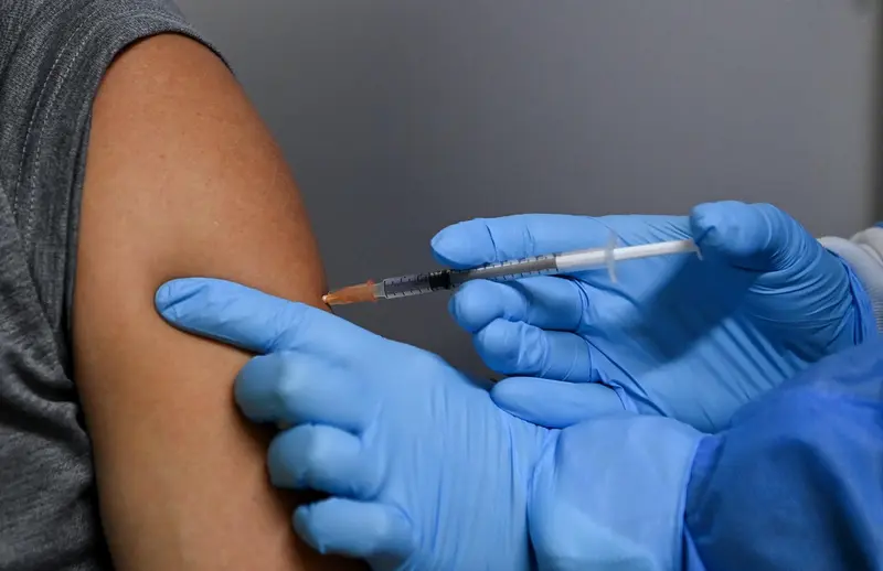  A patient receives the Pfizer COVID-19 vaccination by a nurse at the Belmore Medical GP in the suburb of Belmore, Sydney, Saturday, August 28, 2021. Dr Jamal Rifi from Belmore Medical GP will be providing second doses to people who paid for their Pfizer v - AAPIMAGE / DPA 