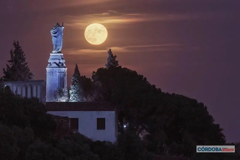  Luna llena desde Las Ermitas de C&oacute;rdoba. | Jos&eacute; Le&oacute;n. 