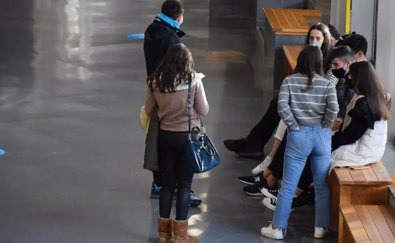  Estudiantes se re&uacute;nen en un espacio com&uacute;n del campus universitario - UNIVERSIDADE DE VIGO - Archivo 