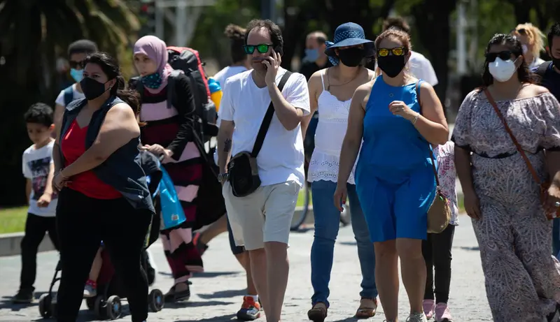  Turistas y sevillanos con y sin mascarillas por las calles de Sevilla, durante el primer d&iacute;a en el que no es obligado el uso de la mascarilla en exteriores desde el inicio de la pandemia, a 26 de junio de 2021, en Sevilla (Andaluc&iacute;a), Espa&ntilde;a. - Mar&iacute;a Jos&eacute; L&oacute;pez - Europa Press 