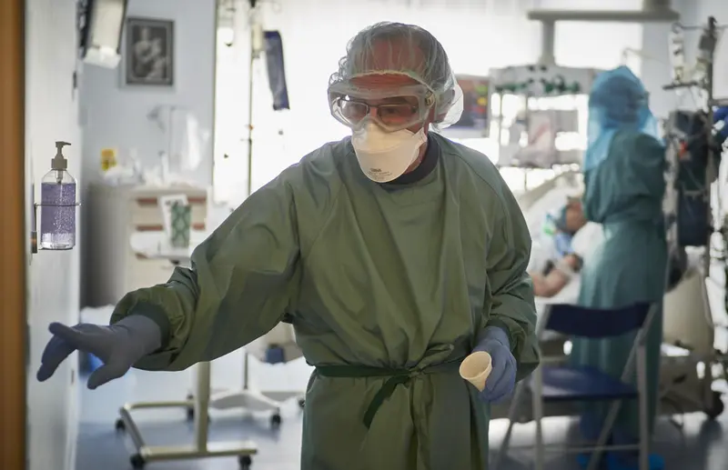  Archivo - Un trabajador sanitario totalmente protegido sale de una habitaci&oacute;n de la UCI de la Cl&iacute;nica Universidad de Navarra, en Pamplona, Navarra, (Espa&ntilde;a), a 10 de noviembre de 2020. La situaci&oacute;n actual de las UCI, ahora que la regi&oacute;n pasa por la segund - Eduardo Sanz - Europa Press - Archivo 