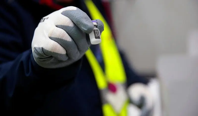 GUADALAJARA, 26/12/2020.- Las primeras dosis de la vacuna frente al COVID-19 (c) desarrollada por la compa&ntilde;&iacute;a Pfizer han llegado este s&aacute;bado al centro log&iacute;stico de Pfizer en Guadalajara. Dichas dosis se repartir&aacute;n en las pr&oacute;ximas horas de forma equitativa entre los puntos designados por todas las comunidades y ciudades aut&oacute;nomas con el objetivo de que ma&ntilde;ana domingo comience la vacunaci&oacute;n en toda Espa&ntilde;a. En la imagen, personal de Pfizer/BioNtech entrega las vacunas a t&eacute;cnicos de la Agencia Espa&ntilde;ola de Medicamentos y Productos Sanitarios para su certificaci&oacute;n. EFE/Pool Moncloa/Jos&eacute; Mar&iacute;a Cuadrado Jim&eacute;nez  SOLO USO EDITORIAL/SOLO DISPONIBLE PARA ILUSTRAR LA NOTICIA QUE ACOMPA&Ntilde;A
