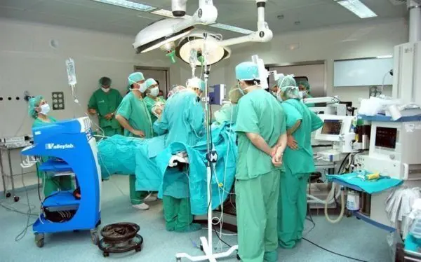  Profesionales en un quir&oacute;fano 