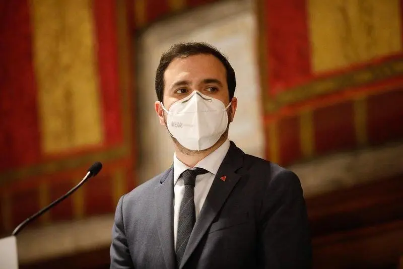  Archivo - El ministro de Consumo y l&iacute;der de IU, Alberto Garz&oacute;n interviene en rueda de prensa despu&eacute;s de una reuni&oacute;n de trabajo en el Ayuntamiento de Barcelona, Catalunya (Espa&ntilde;a), a 17 de diciembre de 2020. - Kike Rinc&oacute;n - Europa Press - Archivo 