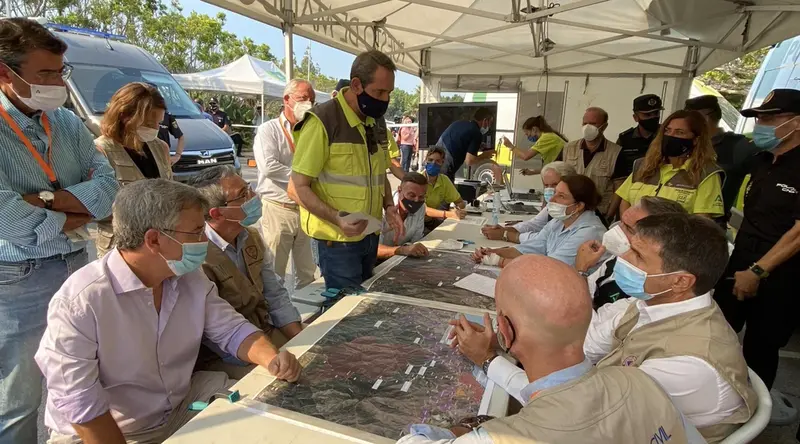  El alcalde de Estepona, Jos&eacute; Mar&iacute;a Garc&iacute;a Urbano, en el puesto de mando avanzado en su municipio por el incendio en Sierra Bermeja - ESTEPONA 