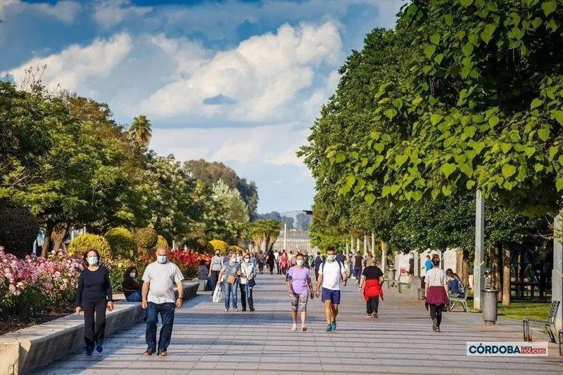  Gente paseando en el Vial Norte. | Jos&eacute; Le&oacute;n. 