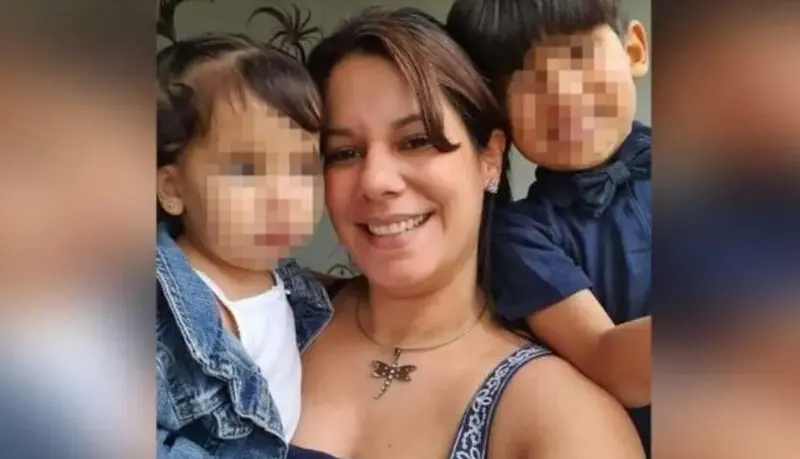  Menores junto a la madre fallecida 