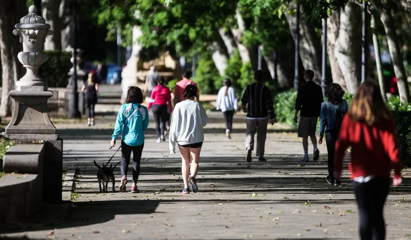  Gente paseando por el parque 