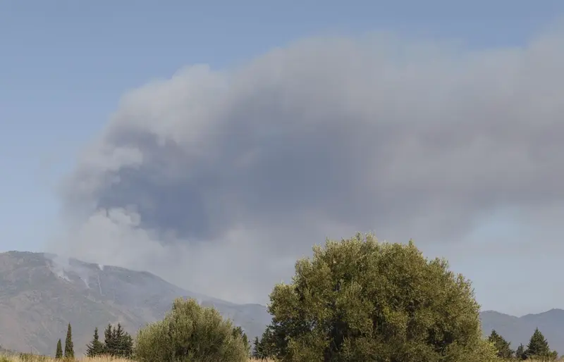  Los medios a&eacute;reos y terrestres contin&uacute;an elucha contra el fuego en Sierra Bermeja - &Aacute;lex Zea - Europa Press 